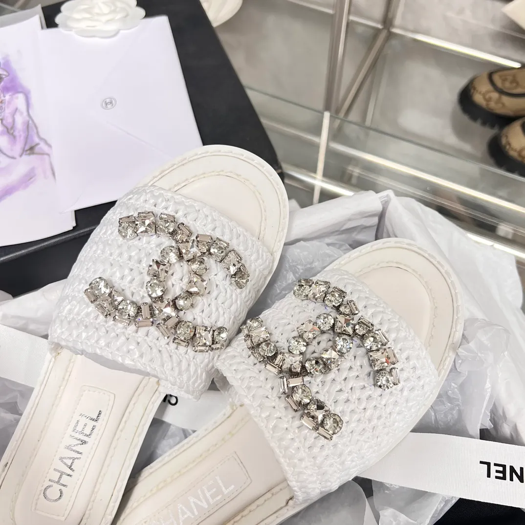 👟👟Ex-factory price 480👟👟 CHANEL woven handmade slippers are currently the most difficult slippers to make. They are all handmade. The diamonds are artificially put on one by one. Imported pure natural dense weaving! Super heavy duty! The quality is much better than the ones on the market, so it is not easily deformed and has a certain degree of flexibility to the touch, not that hard! It doesn’t feel stuffy when you wear it, and the breathability effect is really good! Size: 35-40. Genuine leather outsole. This product is relatively rare. Don’t hesitate to get it. I don’t know how many months it will last. Maybe it will be gone all of a sudden. This kind of shoes can’t be made for long. It’s too troublesome.